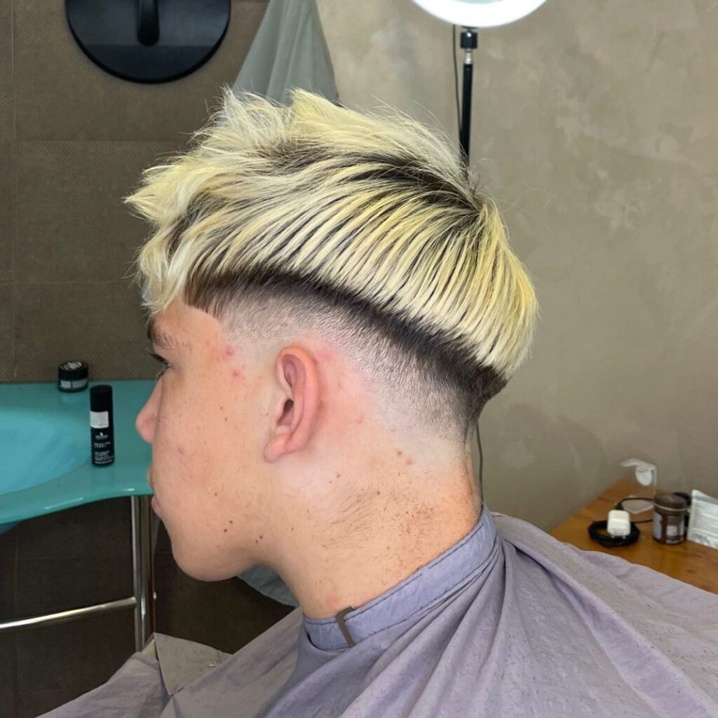 frizura: middle fade
